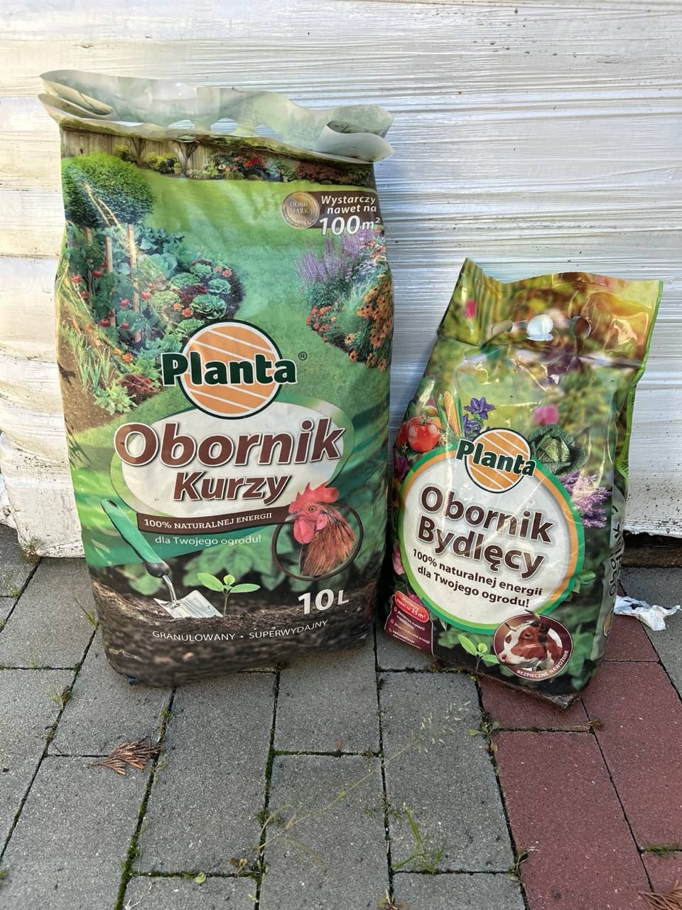 Worki obornika kurzego granulowanego 10 l i obornika bydlęcego przed naszym sklepem w Wierzchosławicach